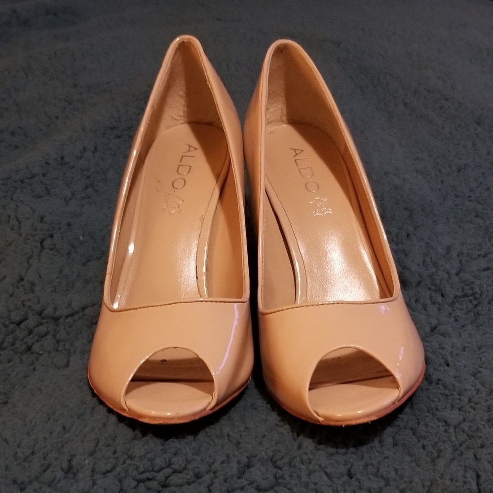 Peep toe pumps